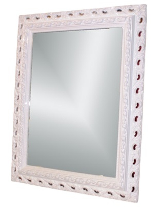 Зеркало в деревянной раме белого цвета