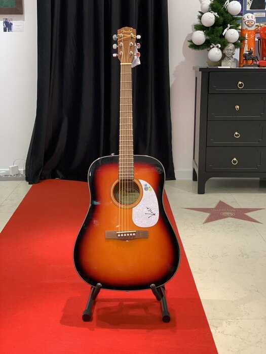 Гитара с автографом красная. Крист Новоселич (Nirvana)