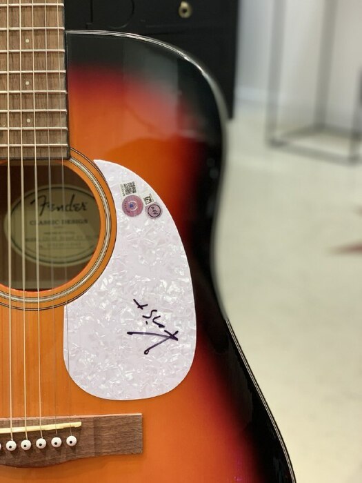 Гитара с автографом красная. Крист Новоселич (Nirvana)