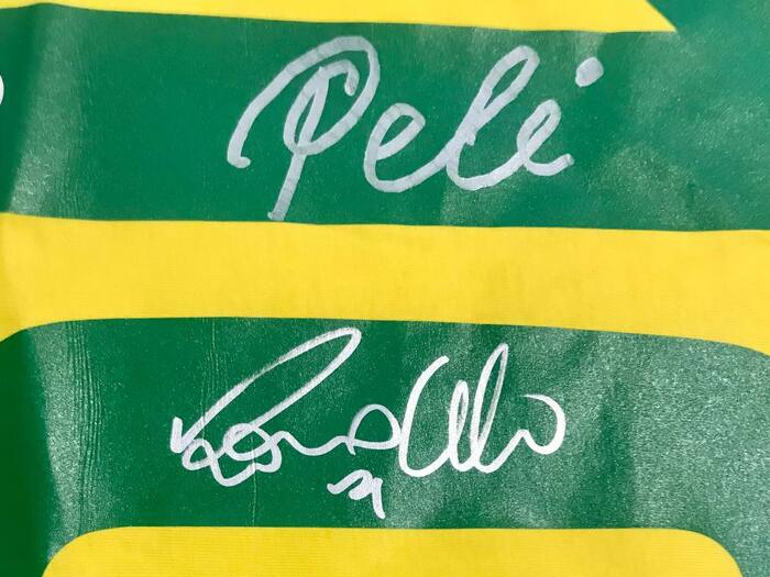 Футболка с 2-мя автографами Пеле и Роналдиньо