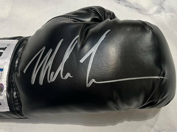 Боксерская перчатка с автографом Майка Тайсона (черная)