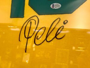 Футболка сборной Бразилии с автографом футболиста Пеле