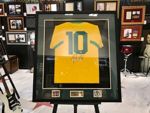 Футболка сборной Бразилии с автографом футболиста Пеле