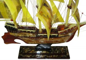 Статуэтка янтарная "Корабль"