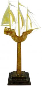 Статуэтка из янтаря "Корабль на стеле"