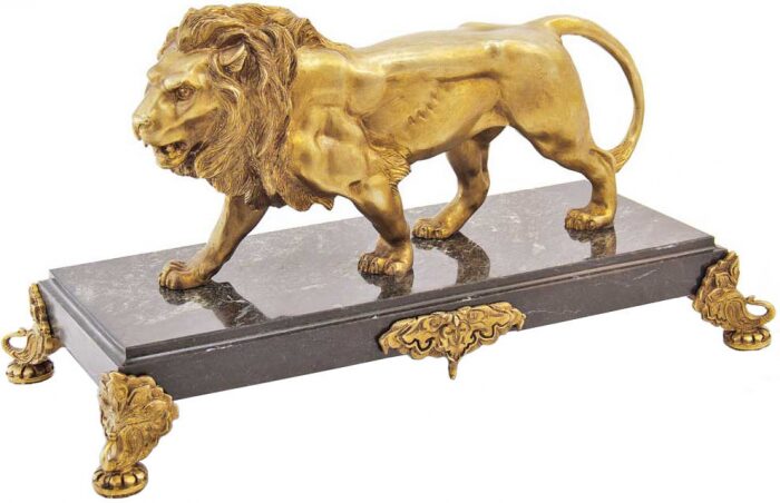Скульптура бронзовая "Лев идущий" на камне