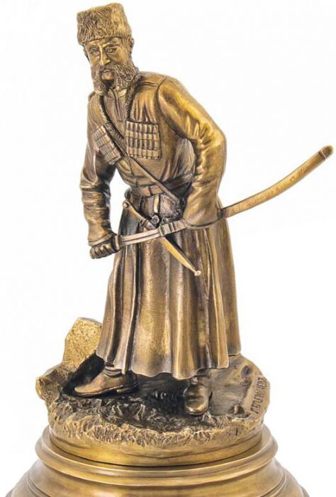 Скульптура бронзовая "Линейный казак, вытаскивающий шашку из ножен"