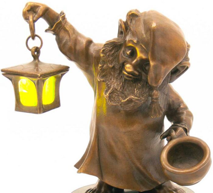 Скульптура бронзовая "Гном с фонарём"