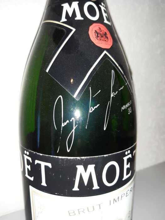 Бутылка Moet, использованная гонщиком Айртон Сенна во время награждения в Монако GP с автографом, 1993 год
