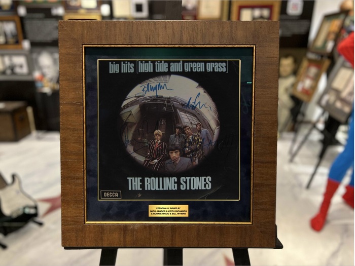 Пластинка с автографами Мик Джаггер, Кит Ричардс, Ронни Вуд и Билл Уаймен, The Rolling Stones