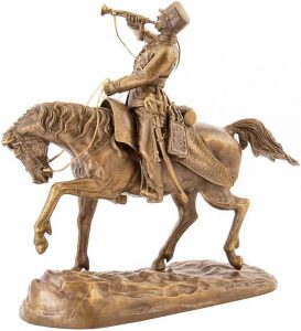 Скульптура бронзовая "Гусар-трубач удерживает лошадь"