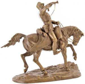 Скульптура бронзовая "Гусар-трубач удерживает лошадь"