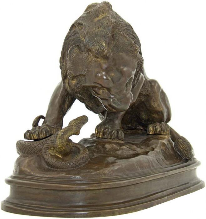Скульптура бронзовая "Лев, убивающий змею"
