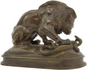 Скульптура бронзовая "Лев, убивающий змею"