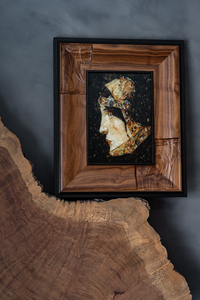 Панно из дерева и янтаря Люсьен де Севола "Голова леди в средневековом костюме"