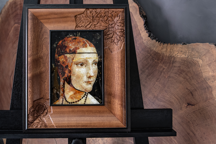 Панно из дерева и янтаря Леонардо да Винчи "Дама с горностаем"