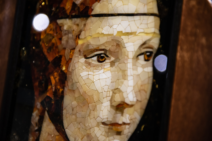 Панно из дерева и янтаря Леонардо да Винчи "Дама с горностаем"