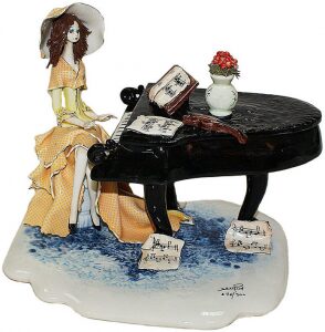 Статуэтка "Дама и пианино"