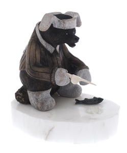 Скульптура из камня "Медведь рыбак"