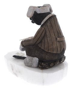 Скульптура из камня "Медведь рыбак"