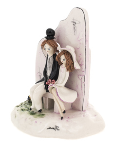 Скульптура "Пара сидящая у розовой стены"