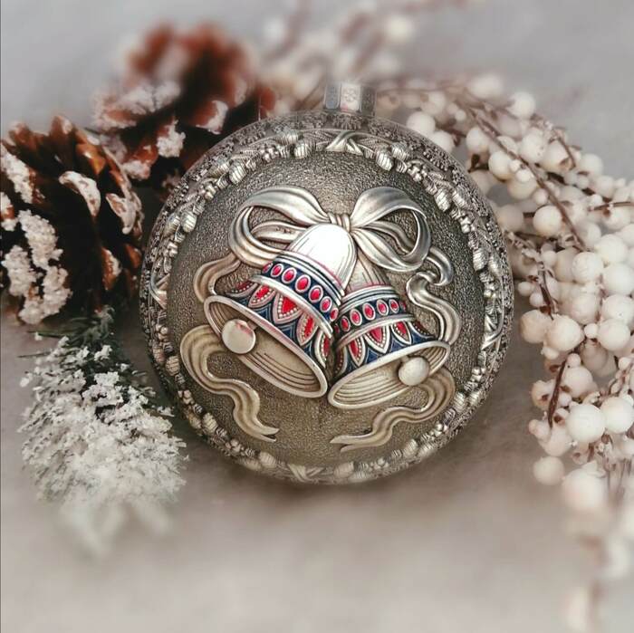 Набор из 3 серебряных ёлочных шаров "Колокольчики, Снегири и Ностальгия"