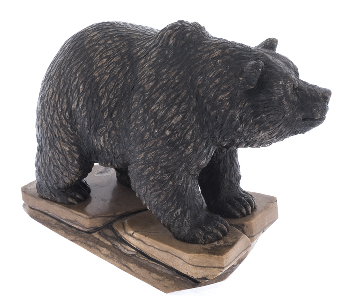 Скульптура из камня "Медведь на камнях"