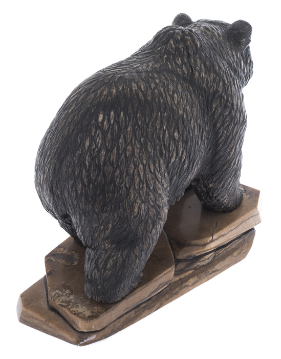 Скульптура из камня "Медведь на камнях"