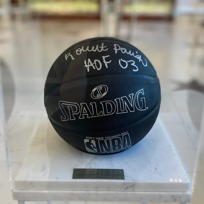 Баскетбольный мяч с автографом Роберта Пэриша, мрамор белый
