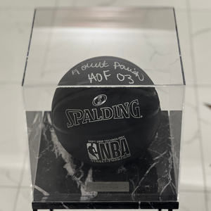 Баскетбольный мяч с автографом Роберта Пэриша, мрамор черный