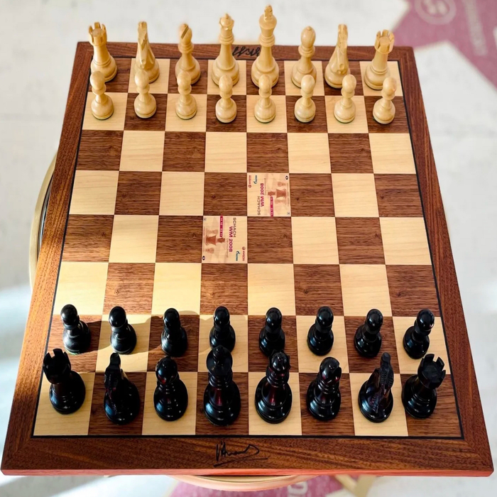 Шахматная доска с 2-мя автографами Вишванатана Ананда и Владимира Крамника