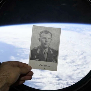 Фото с автографом, побывавшее на МКС , космонавта Юрия Гагарина