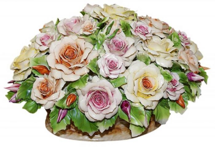Декоративная корзинка "Разноцветные розы"
