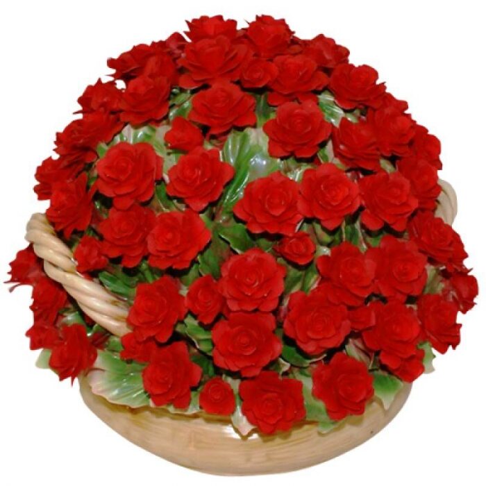 Декоративная корзина с красными розами
