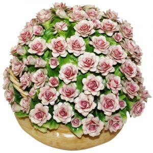 Декоративная корзина с розовыми розами