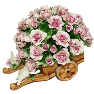 Декоративная тележка с розовыми розами и птичками