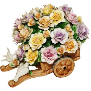 Декоративная тележка с разноцветными розами и птичками