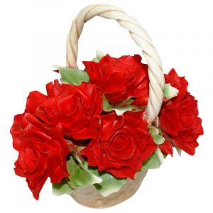Декоративная корзинка с красными розами