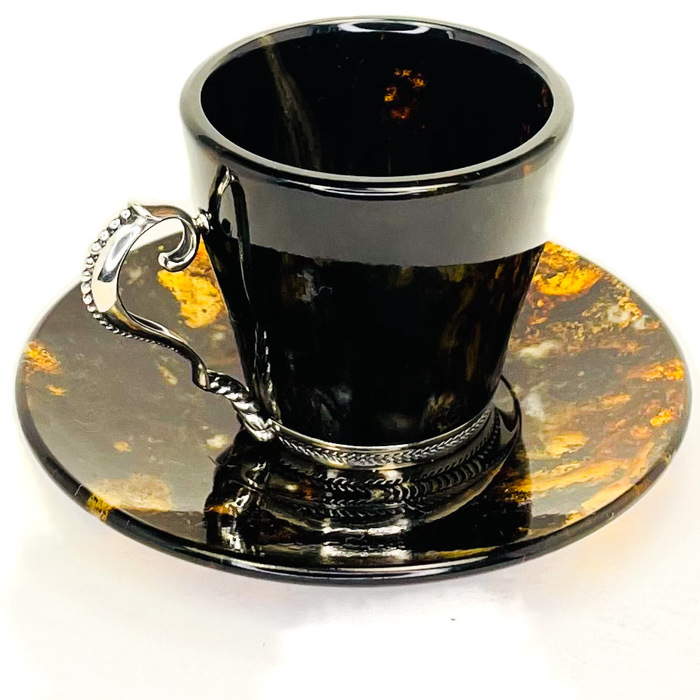 Кофейная чашка из черного янтаря