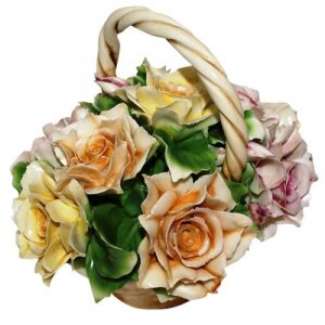 Декоративная корзинка с разноцветными розами