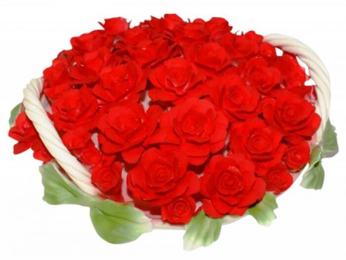 Декоративная корзина с красными розами с двумя ручками