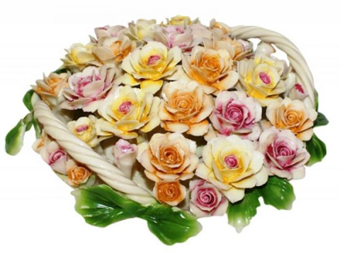Декоративная корзина с разноцветными розами с двумя ручками