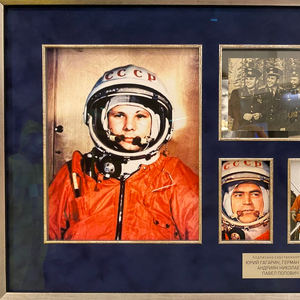 Фото с 4-мя автографами членов первого отряда космонавтов СССР