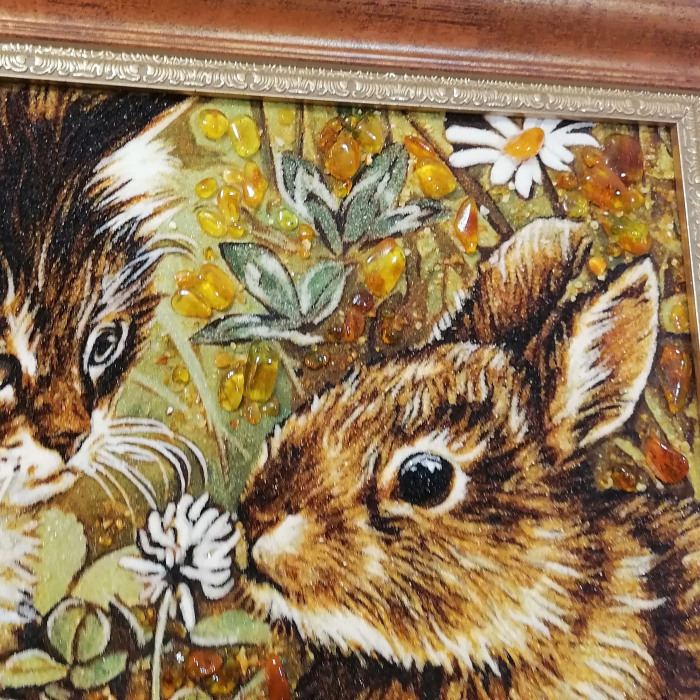 Картина из янтаря "Кот и кролик"