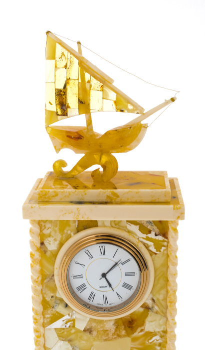 Часы настольные из янтаря "Парусник"