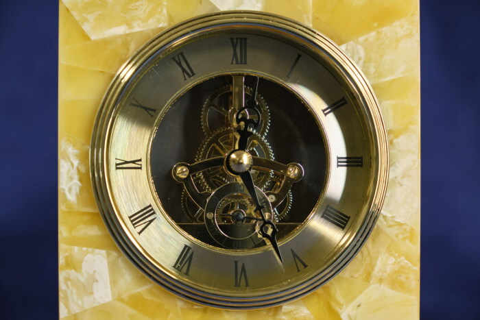 Настольные часы из янтаря "Атлант"