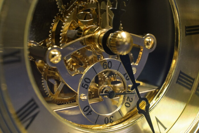 Настольные часы из янтаря "Атлант"