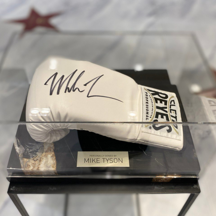 Боксерская перчатка с автографом Майка Тайсона, мрамор черный