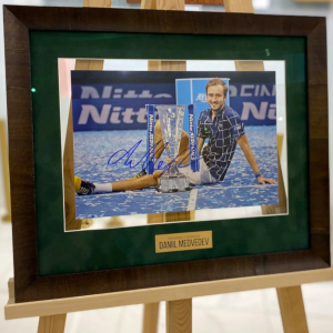 Фото с автографом теннисиста Даниила Медведева