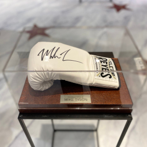 Боксерская перчатка с автографом Майка Тайсона, дерево